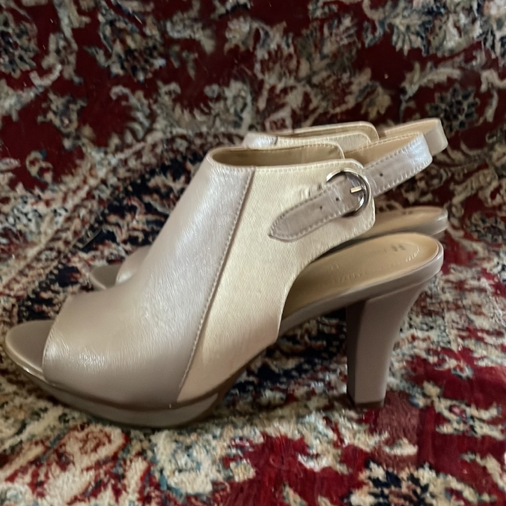 NWOT Naturalizer open toe sling back heels. Size 8
